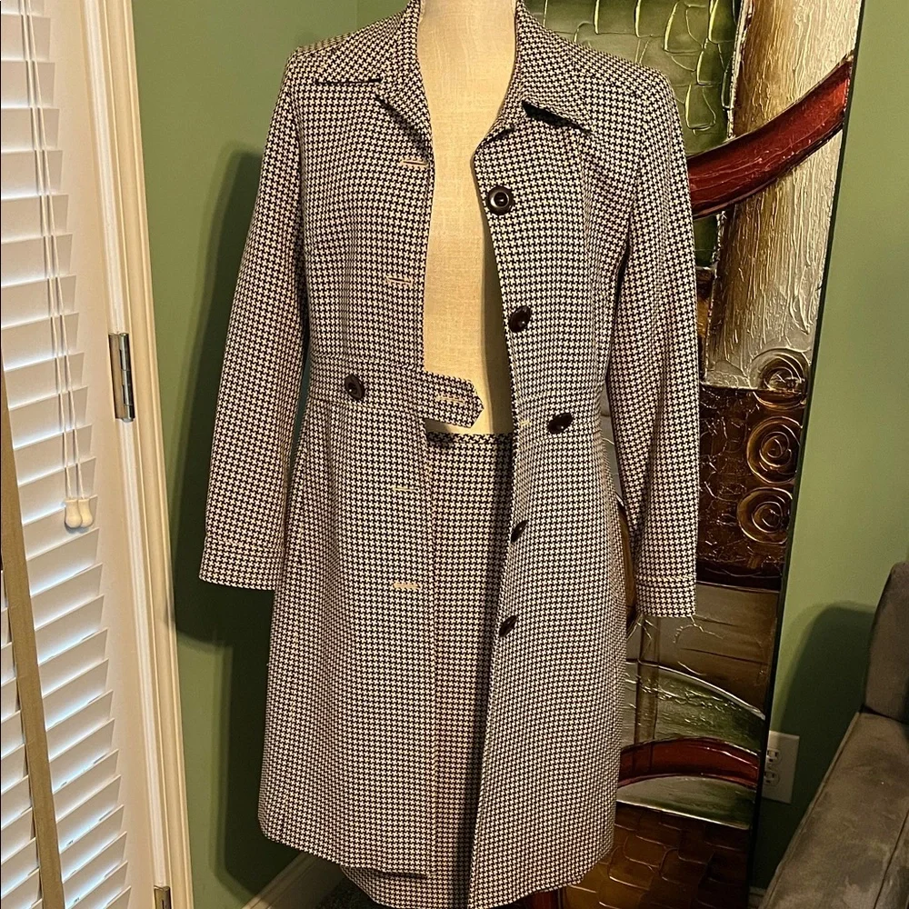 Stylish Houndstooth Coat, Skirt, and Pant Suit (3 Pieces), Size 8 - Picture 2 of 13